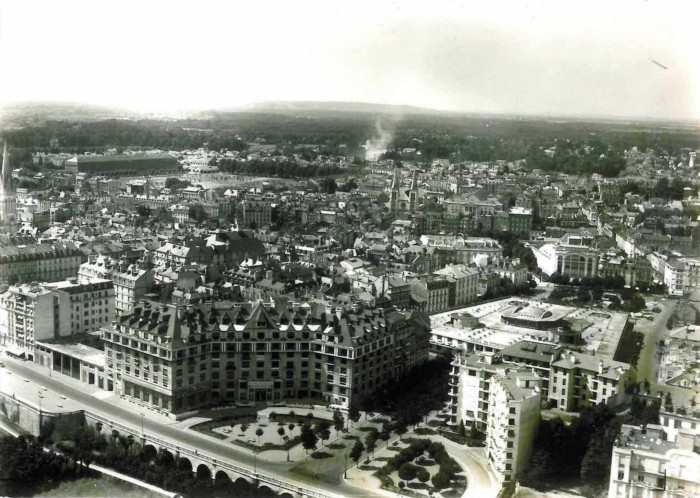 L’image représente une vue aérienne sur le boulevard Araagon vers 1950