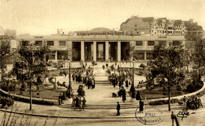 L’image représente le Palais des Pyrénées et la Place Clemenceau.