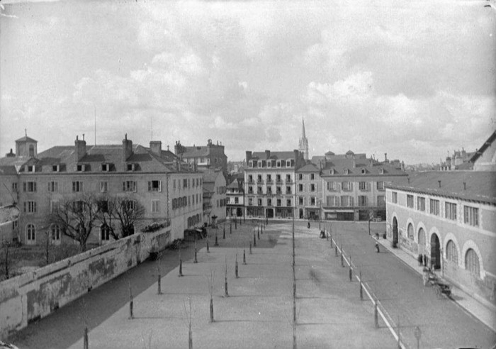 L’image représente la place de la Halle avec l’ancien couvent des Ursulines