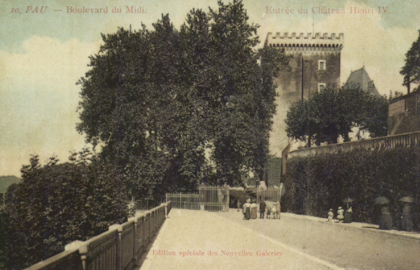 L’image représente l’actuel boulevard des Pyrénées et l’entrée du château
