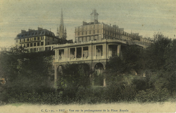 L’image représente une vue deouis la gare vers la place Royale à Pau