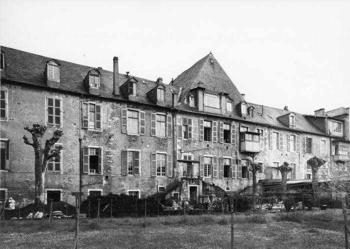 La photographie représente le bâtiment de l'ancien hôpital Bosquet.