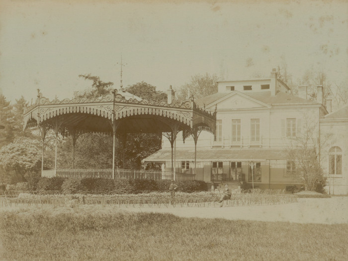 L’image représente lla façade sud de l’ancienne Villa du Parc Beaumont. Au premier plan, le kiosque à musique.