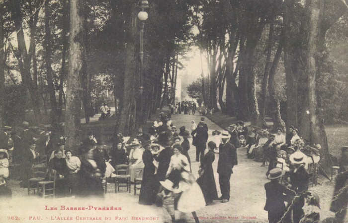L’image représente l’allée centrale du Parc Beaumont et des personnages en promenade.