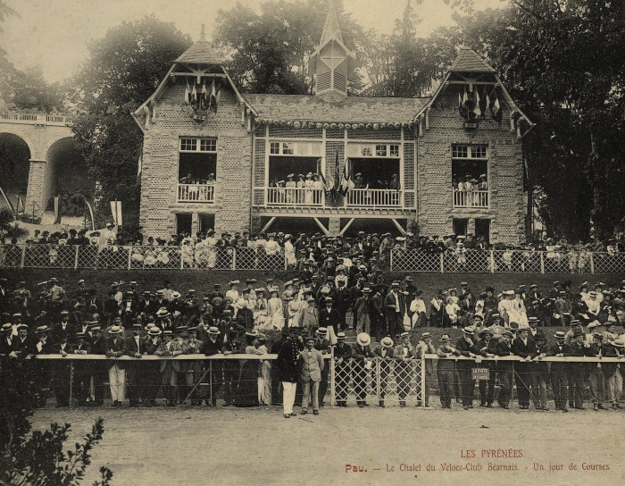 L’image représente le chalet du Véloce club béarnais au stade Tissié, un jour de courses.