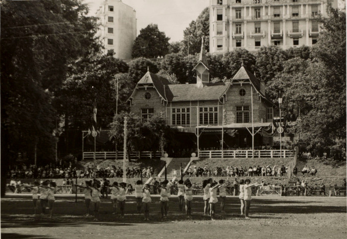 La photographie représente la pratique des lendits au stade Tissié à Pau.