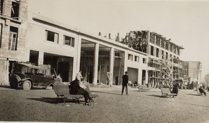 L’image représente le le chantier de la construction des portiques sur le Boulevard d’Aragon