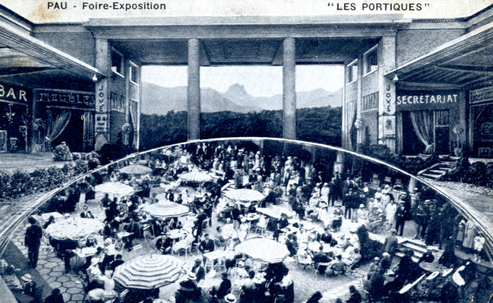 L’image représente la foire-exposition à Pau, aux portiques d’Aragon, avec la vue sur la chaîne des Pyrénées