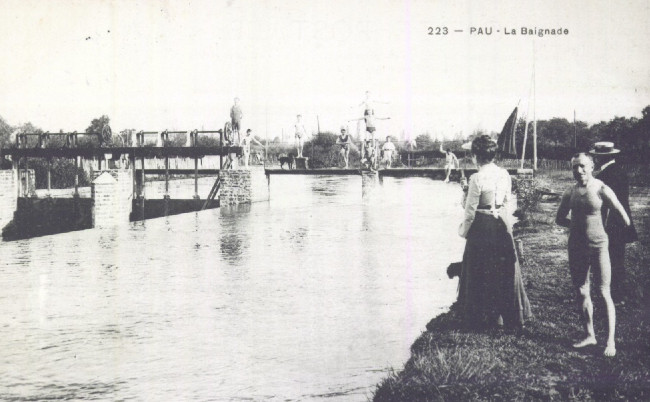 L’image représente un group de jeunes se baignant dans le gave de Pau