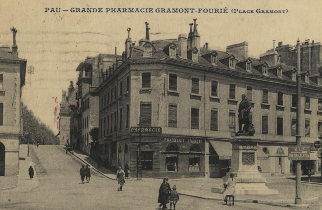 Carte postale représentant la pharmacie sur la Place Gramont