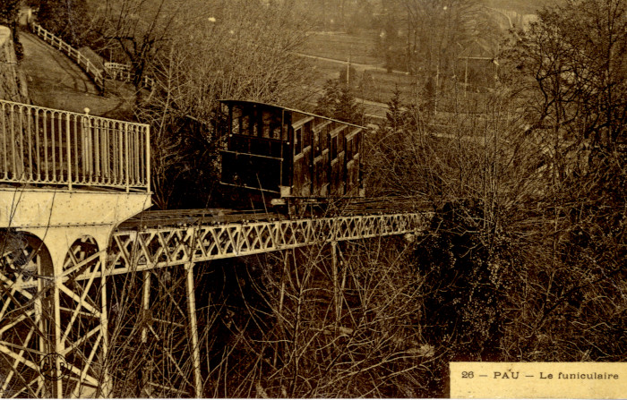 L’image représente une carte postale du début du 20e siècle avec le funiculaire de Pau