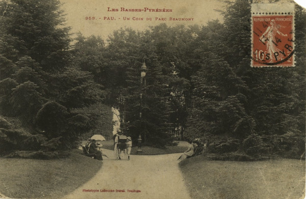  La carte postale représente une allée au parc Beaumont.