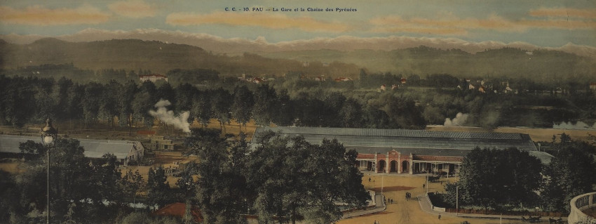 L’image représente une vue vers la gare de Pau et la chaîne des Pyrénées, prise depuis le boulevard des Pyrénées
