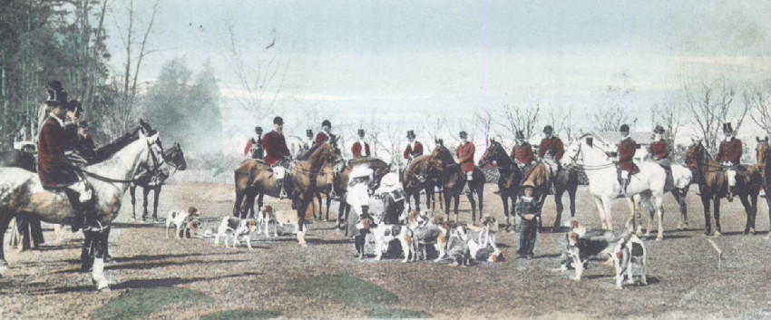 La carte postale représente un groupe d’hommes à la chasse au renard
