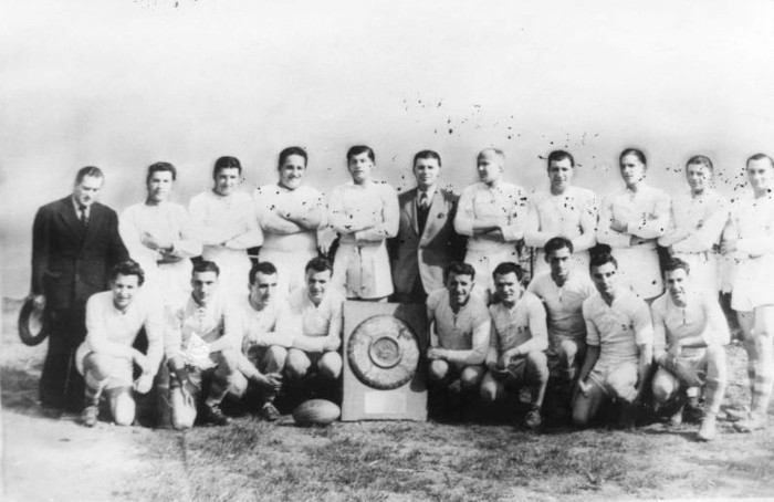L’image représente l’équipe de la section paloise, championne de France en 1946