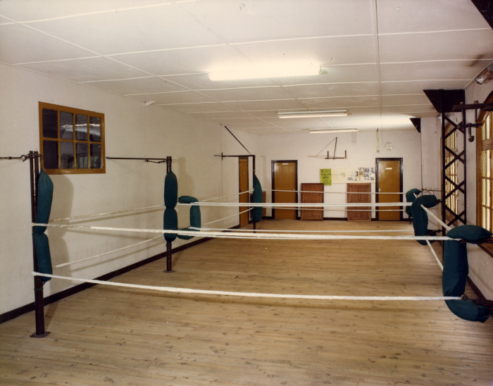 L’image représente la salle de boxe au stadium vers 1975
