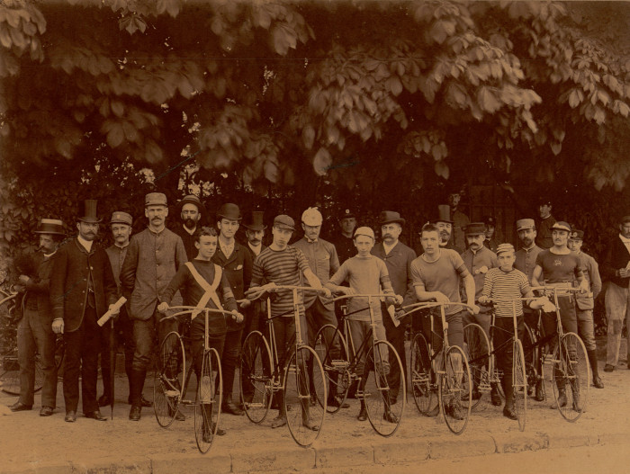 L’image représente des membres du Véloce club béarnais en excursion.